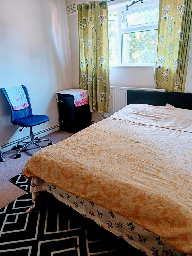 Comfortable Double Bedroom In London Hornchurch Extérieur photo